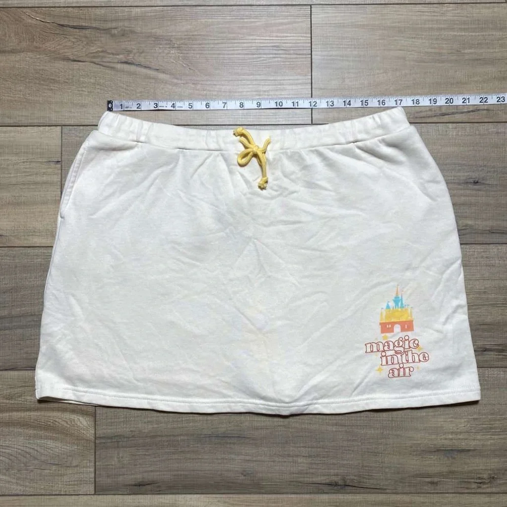 Disney Womens Magic in the Air Castle Graphic Skort Size XL Cream‎